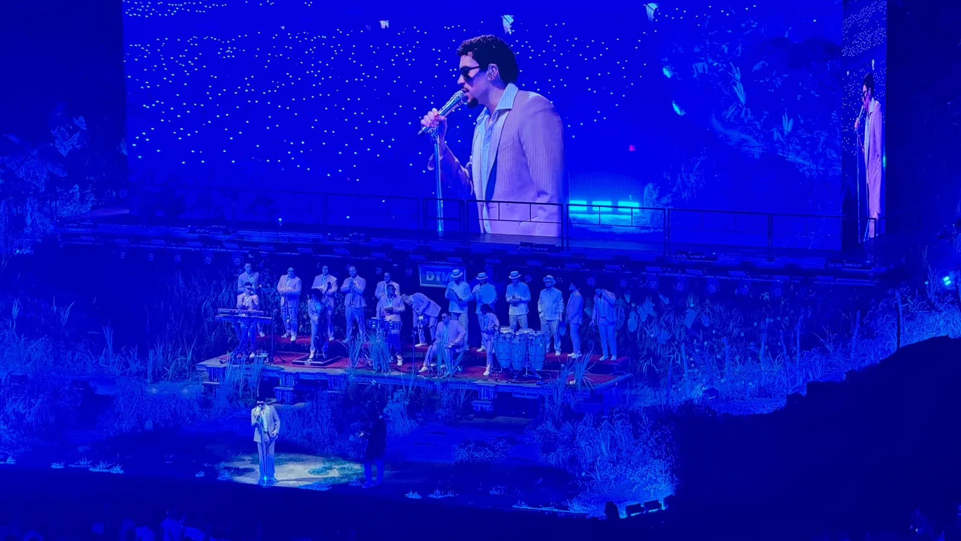 Bad Bunny sul palco della residency a San Juan, con la scenografia tropicale di DtMF